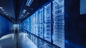 Hybride Kühlkonzepte verbinden Flüssigkeitskühlung für hochverdichtete KI-Racks mit Luftkühlung für bestehende IT-Workloads.