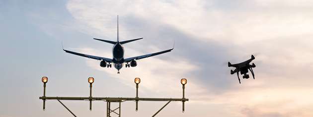 Drohne und Passagierflugzeug nähern sich im zivilen Luftraum gefährlich an – Forschung soll solche Konflikte frühzeitig erkennen und vermeiden.