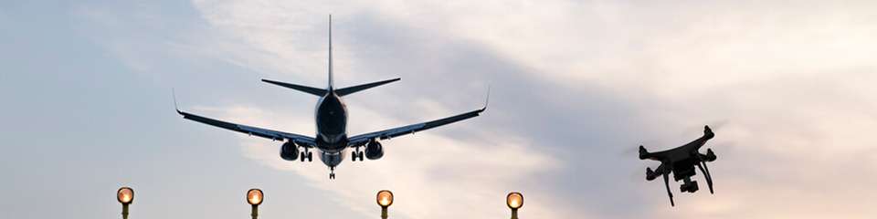 Drohne und Passagierflugzeug nähern sich im zivilen Luftraum gefährlich an – Forschung soll solche Konflikte frühzeitig erkennen und vermeiden.