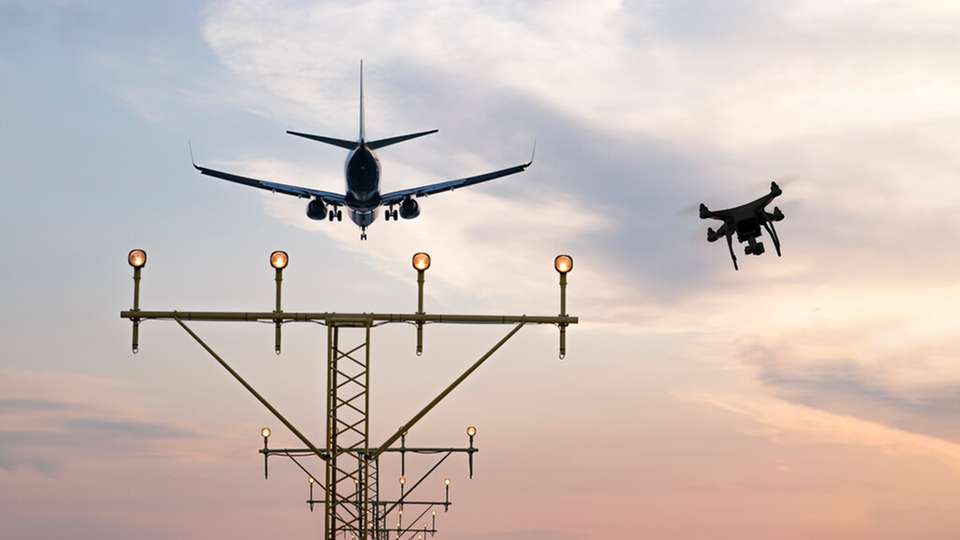 Drohne und Passagierflugzeug nähern sich im zivilen Luftraum gefährlich an – Forschung soll solche Konflikte frühzeitig erkennen und vermeiden.