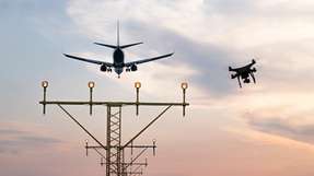 Drohne und Passagierflugzeug nähern sich im zivilen Luftraum gefährlich an – Forschung soll solche Konflikte frühzeitig erkennen und vermeiden.