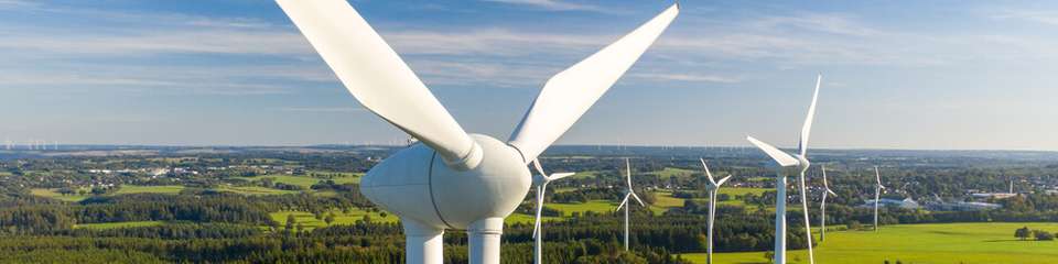Aus rezyklierten Glas- und Carbonfasern werden beispielsweise Garne und Gewebe für neue Bauteile oder für Reparatur-Sets von Windkraftanlagen entwickelt. 