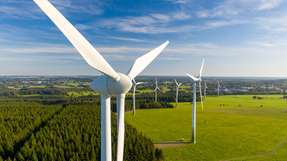 Aus rezyklierten Glas- und Carbonfasern werden beispielsweise Garne und Gewebe für neue Bauteile oder für Reparatur-Sets von Windkraftanlagen entwickelt. 