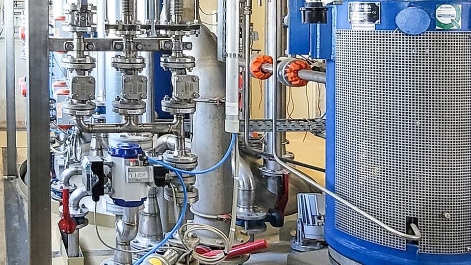 Ein Gleitschieberventil Typ 8043 von Schubert & Salzer regelt den Durchfluss von flüssigem und gasförmigem Schwefeldioxid in den Reaktionsbehälter.