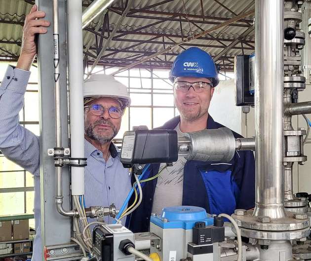 Dipl.-Ing. (FH) Marcus Nöthlich, Betriebsingenieur im Geschäftsfeld Schwefelverbindungen bei CWK (rechts), und Rainer Weigelt, technischer Vertrieb bei Schubert & Salzer bei der Besichtigung der im Chemiewerk Bad Köstritz eingesetzten Ventile.