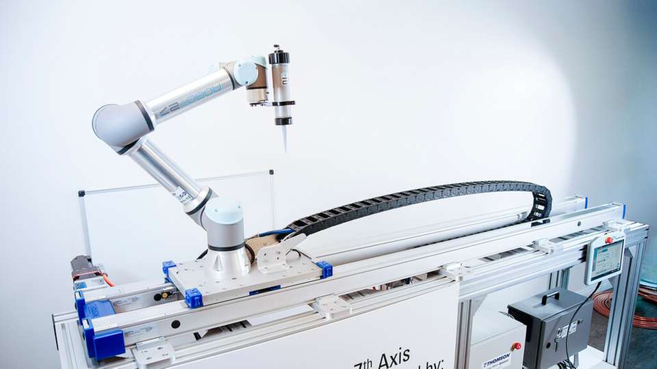 Die Movotrak CTU basiert auf zwei Lineareinheiten, die selbst bei ganz ausgefahrenem Roboterarm maximale Momentbelastung und Steifigkeit gewährleisten.