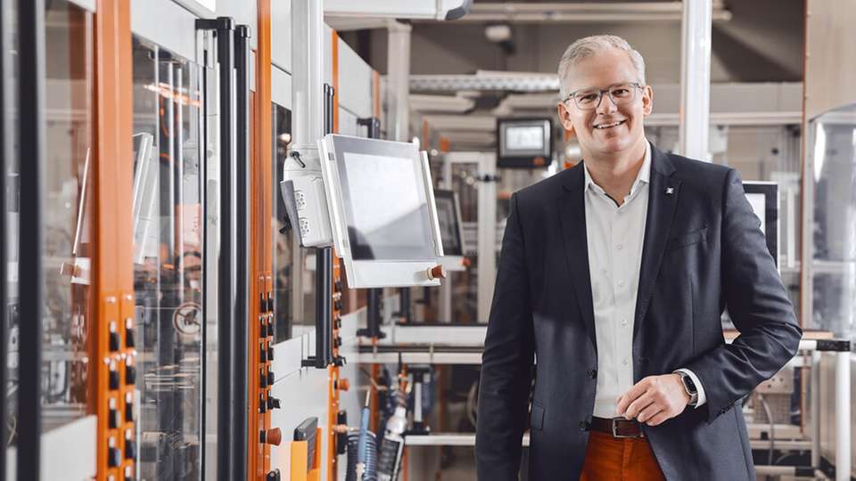 Dr. Sebastian Durst ist CEO der Weidmüller-Gruppe. In dieser Funktion verantwortet er unter anderem die Bereiche Strategie, HR, Produktion und Supply Chain Management. Zuvor war er im Vorstand für Operations tätig und leitete als Divisionsleiter das globale Geschäft mit Komponenten und Lösungen für den Schaltschrankbau. Vor seinem Wechsel zu Weidmüller arbeitete Durst zehn Jahre als Unternehmensberater bei Roland Berger. 