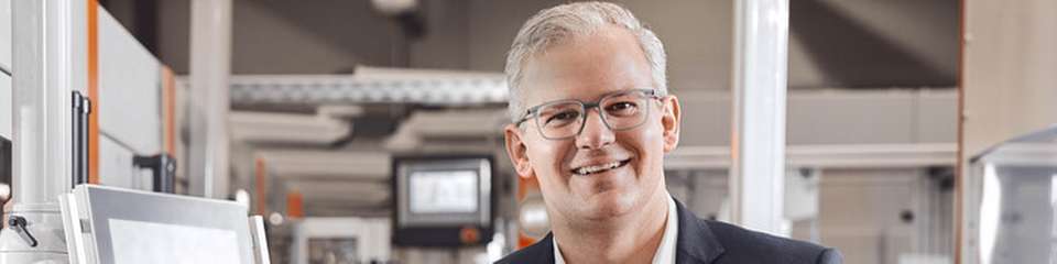 Dr. Sebastian Durst ist CEO der Weidmüller-Gruppe. In dieser Funktion verantwortet er unter anderem die Bereiche Strategie, HR, Produktion und Supply Chain Management. Zuvor war er im Vorstand für Operations tätig und leitete als Divisionsleiter das globale Geschäft mit Komponenten und Lösungen für den Schaltschrankbau. Vor seinem Wechsel zu Weidmüller arbeitete Durst zehn Jahre als Unternehmensberater bei Roland Berger. 