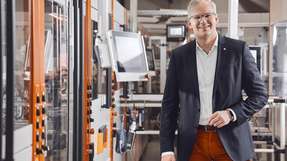 Dr. Sebastian Durst ist CEO der Weidmüller-Gruppe. In dieser Funktion verantwortet er unter anderem die Bereiche Strategie, HR, Produktion und Supply Chain Management. Zuvor war er im Vorstand für Operations tätig und leitete als Divisionsleiter das globale Geschäft mit Komponenten und Lösungen für den Schaltschrankbau. Vor seinem Wechsel zu Weidmüller arbeitete Durst zehn Jahre als Unternehmensberater bei Roland Berger. 