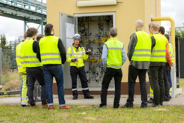 Im Wasserstoffdorf Bitterfeld-Wolfen tauschen sich die Projektpartner HTWK Leipzig, DBI und Mitnetz Gas aus. Michael Schneider von Mitnetz Gas zeigt hier die Gasdruckregel- und Messanlage.