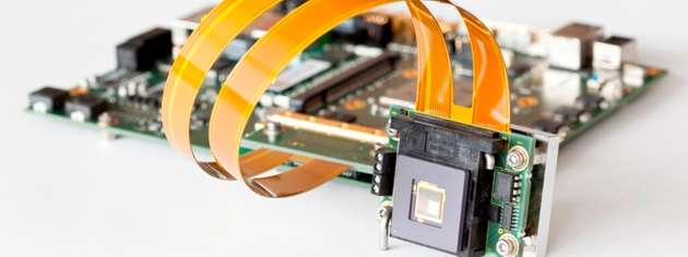 MEMS-basierter Flächenlichtmodulator des Fraunhofer IPMS auf einer Elektronikplatine.