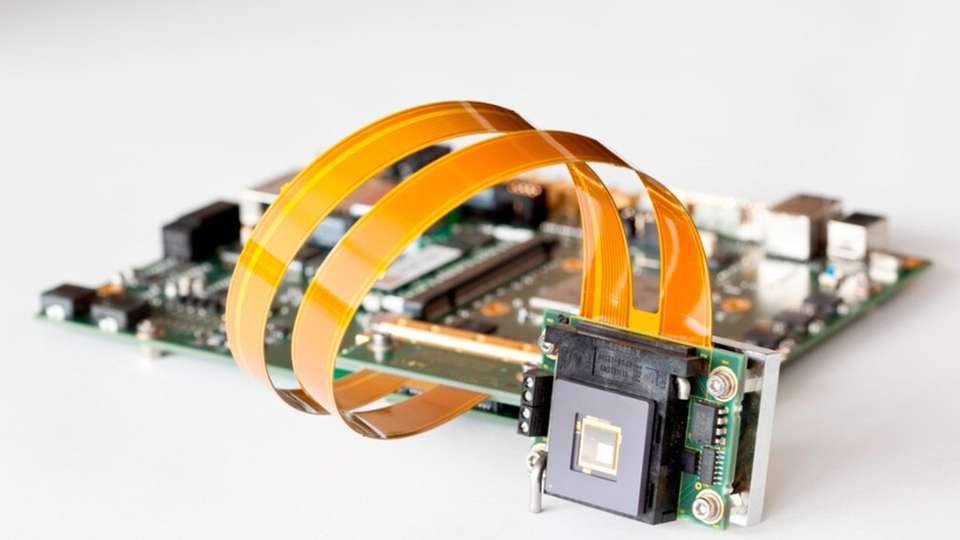 MEMS-basierter Flächenlichtmodulator des Fraunhofer IPMS auf einer Elektronikplatine.