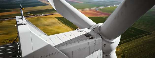 In Windkraftanlagen werden ungeregelte Antriebe zunehmend durch Servomotoren ersetzt. Dadurch steigen die Anforderungen an die Bremssysteme. Mayr zeigt Lösungen für Pitch, Yaw und Servicelifte, die durch sensorloses Monitoring ergänzt werden.