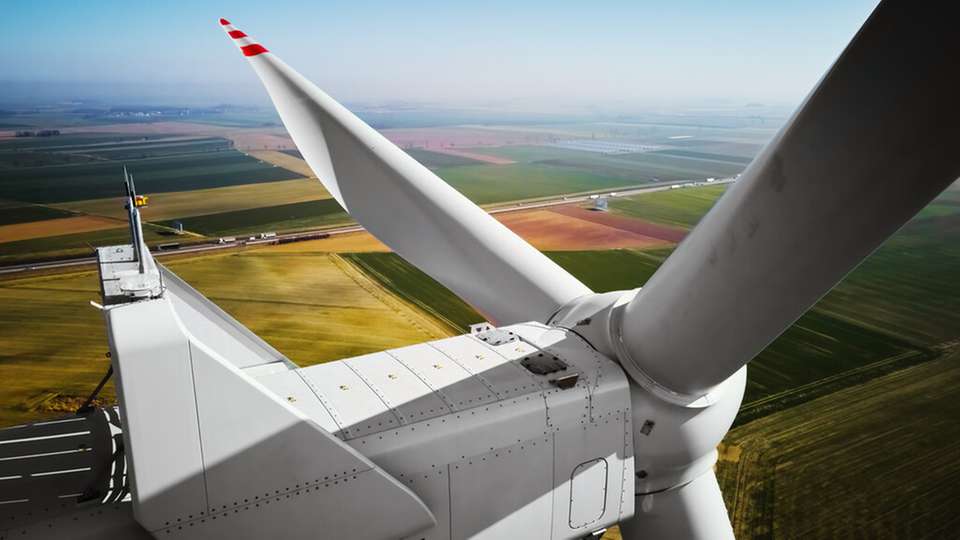 In Windkraftanlagen werden ungeregelte Antriebe zunehmend durch Servomotoren ersetzt. Dadurch steigen die Anforderungen an die Bremssysteme. Mayr zeigt Lösungen für Pitch, Yaw und Servicelifte, die durch sensorloses Monitoring ergänzt werden.