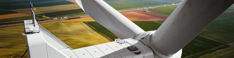 In Windkraftanlagen werden ungeregelte Antriebe zunehmend durch Servomotoren ersetzt. Dadurch steigen die Anforderungen an die Bremssysteme. Mayr zeigt Lösungen für Pitch, Yaw und Servicelifte, die durch sensorloses Monitoring ergänzt werden.