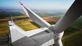 In Windkraftanlagen werden ungeregelte Antriebe zunehmend durch Servomotoren ersetzt. Dadurch steigen die Anforderungen an die Bremssysteme. Mayr zeigt Lösungen für Pitch, Yaw und Servicelifte, die durch sensorloses Monitoring ergänzt werden.