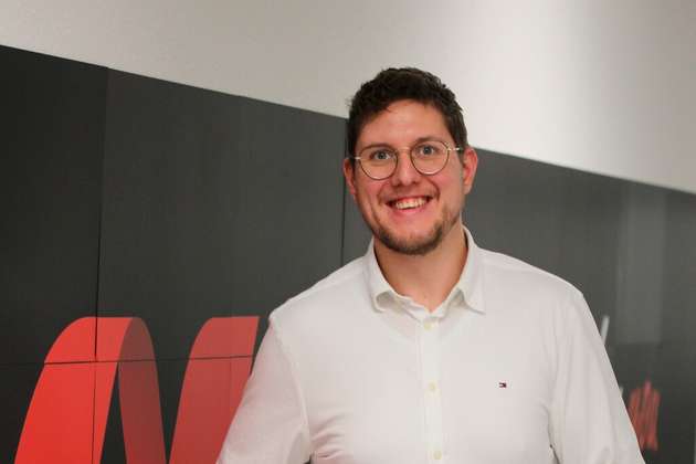 Vincent Krull, Product Manager, Allied Vision: Mit der Alecs Open Smart Camera verlagert Allied Vision Bildverarbeitung und KI direkt an den Entstehungsort der Daten. Die Kombination aus industrieller Kamera, NVIDIA Jetson Edge-Computing und offener Softwarearchitektur ermöglicht Bildverarbeitung, KI-Inferenz und eigene Applikationslogik direkt auf der Kamera – ohne zusätzlichen Industrie-PC. So lassen sich Defekte erkennen, Objekte für Robotik lokalisieren oder Barcodes verarbeiten und Ergebnisse direkt an die Automatisierung übergeben. Die offene Plattform unterstützt eigene Algorithmen und Softwarebibliotheken. Mit VSWIR erschließt Alecs Anwendungen wie Recycling, Sortierung, Food & Agriculture und Halbleiterinspektion. Grenzen liegen bei sehr hoher Rechenleistung oder komplexen Multi-Kamera-Auswertungen.