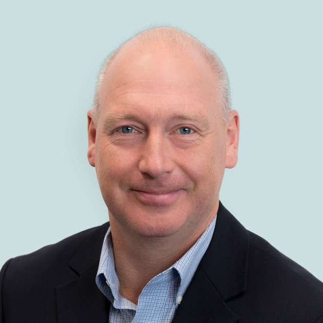 Dr. Ruediger Lange, Head of BU Vision Inspection, Kistler: In der Stanz- und Spritzgussindustrie sehen wir, dass Datenerfassung und Produktionsanlagen immer enger zusammenwachsen. Kameras und optische Sensoren lassen Qualitätsdaten wie Maß, Kontur, Oberfläche und Lage in Echtzeit in die Prozessregelung einfließen, sodass Abweichungen früh erkannt und Korrekturen automatisch angestoßen werden können. Dabei setzen wir Edge Computing dort ein, wo es den größten Mehrwert bietet. Unsere Bildverarbeitungssoftware KiVision läuft beispielsweise auf Smart-Cams und wertet Bilddaten für viele Prüfaufgaben direkt an der Kamera aus. So stehen Ergebnisse ohne Umwege für Prozesssteuerung und Sortierung zur Verfügung. Bei besonders komplexen Bildverarbeitungsaufgaben – etwa, wenn hochauflösende Daten, mehrere Kameras oder rechenintensive KI-Algorithmen zusammenkommen – erfolgt die Auswertung auf leistungsstarken Vision-PCs. Entscheidend ist also nicht, möglichst viel Rechenleistung an den Edge zu verlagern, sondern die Auswertung passend zur jeweiligen Anwendung dort durchzuführen, wo sie technisch und wirtschaftlich am sinnvollsten ist. So schafft man die Grundlage für adaptive, stabile und effiziente Produktionsprozesse.