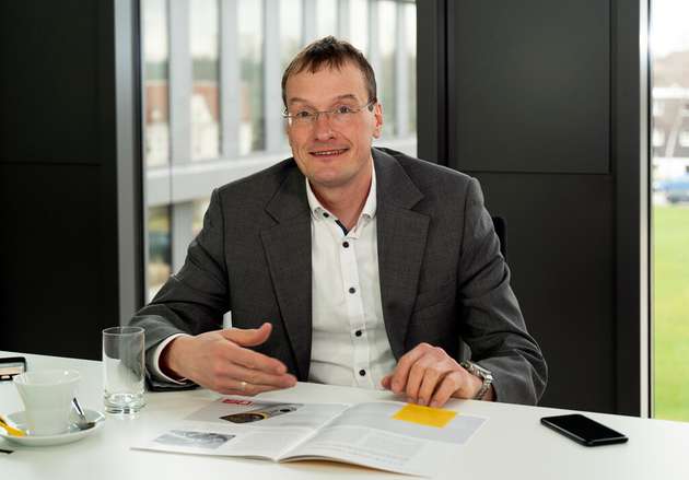 Leiter Geschäftsbereich Automation Products, Turck: Intelligente Sensoren entwickeln sich vom reinen Datenerfasser zum aktiven Entscheidungsträger im Automatisierungsprozess. Sie erkennen Auffälligkeiten, bewerten Messergebnisse und liefern der Steuerung oder smarten I/O-Modulen die Information für eine schnelle Reaktion. Die Verarbeitung kann bereits im Gerät passieren: Unsere CMVT-Vibrationssensoren etwa ermitteln Frequenzen und Amplituden und schlagen erst Alarm, wenn die Werte für den Maschinentyp kritisch werden. Ergänzt wird das durch ARGEE-Logik in Turck-I/O-Modulen oder über TAS Edge, das neue Modul unserer Turck Automation Suite. Das eröffnet neue Möglichkeiten für die Robotik bei wechselnden Werkstücken, für Qualitätsprüfungen mit kürzeren Reaktionszeiten und für adaptive Prozesse mit mehr Transparenz an der Maschine. Dezentrale Intelligenz bleibt Teil eines Gesamtsystems – bei großen Datenmengen zählen zentrale Plattformen und Cloud. Die Zukunft liegt im Zusammenspiel der Ebenen, nicht im Entweder-oder.