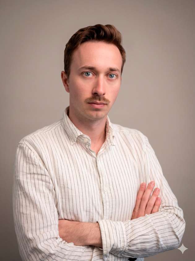 Lukas Neumann, Head of Business Development, VMT: Heute funktioniert dezentrale Auswertung vor allem in der Inspektion. Prüfaufgaben lassen sich in kleine Schritte teilen, und die löst einfache Algorithmik direkt am Sensor sehr verlässlich. Die größte Lücke liegt bei Prüfungen, die dokumentiert werden müssen. Ein Messwert allein reicht dort nicht. Es fehlt der Nachweis, wie genau gemessen wurde und worauf sich die Messung zurückführen lässt. Dazu gehört, dass Bilder und Modellstände im Gerät nachvollziehbar gespeichert bleiben. Bei Robot Vision ist die Kalibrierung die eigentliche Hürde. Sie ist deutlich aufwändiger, als man einem Smart Device heute zutraut, weil Sensor und Roboter ein gemeinsames Bezugssystem brauchen, das eingemessen und im Betrieb nachgeführt werden muss. Deshalb bleibt am Ende meist ein KI-Modell oder einfache 2D-Algorithmik übrig. 3D-Sensoren mit eigener Auswertung gibt es, aber nur für feste Messaufgaben. Ein wirklich flexibles 3D-Gerät fehlt auf dem Markt noch. Das wäre der nächste große Schritt, wobei über den Erfolg vor allem entscheidet, wie einfach sich die Einrichtung gestaltet.