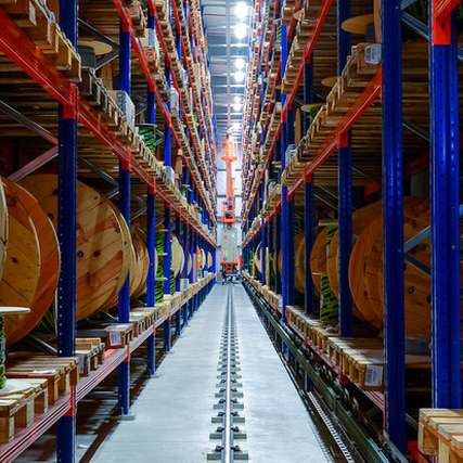 Kabeltrommeln im Lager von TKD Kabel. Die Leitungen sind für dynamische Industrieanwendungen ausgelegt.