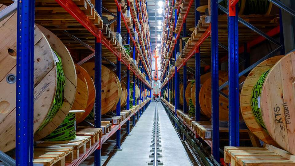 Kabeltrommeln im Lager von TKD Kabel. Die Leitungen sind für dynamische Industrieanwendungen ausgelegt.