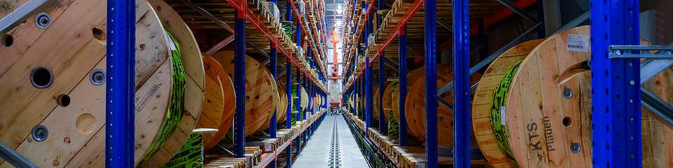 Kabeltrommeln im Lager von TKD Kabel. Die Leitungen sind für dynamische Industrieanwendungen ausgelegt.