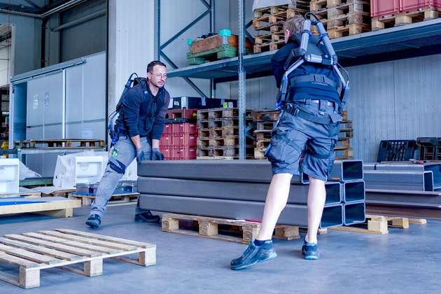 Schwere Blechteile lassen sich dank Rumpfbeuge-Exoskelett NEXO Pro einfach manuell bewegen. Es entlastet die Rückenmuskulatur beim Bücken.