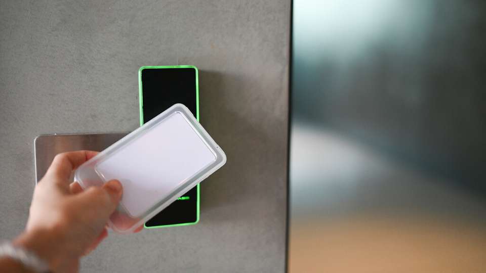 Der Zugang zum Schrank erfolgt über personalisierte, autorisierte Karten, zudem wird jede Entnahme und jede Rückgabe automatisch dokumentiert. 