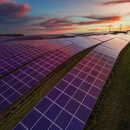 Bereits heute belasten steigende Kosten für Netzanschlüsse, zusätzliche Abgaben und Verluste bei negativen Strompreisen neue Solarparks. Weitere geplante Kosten könnten selbst wirtschaftliche Projekte unrentabel machen.