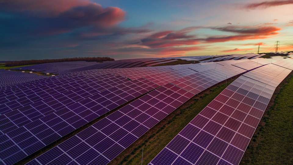 Bereits heute belasten steigende Kosten für Netzanschlüsse, zusätzliche Abgaben und Verluste bei negativen Strompreisen neue Solarparks. Weitere geplante Kosten könnten selbst wirtschaftliche Projekte unrentabel machen.