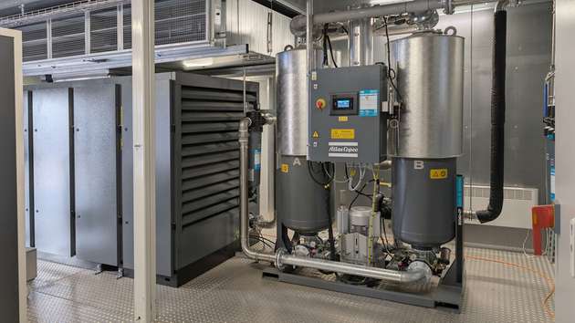 Neben jedem Kompressor (links im Bild) befindet sich ein Adsorptionstrockner des Typs BD 360+ZP, der die Druckluft zuverlässig und energieeffizient auf einen niedrigen Drucktaupunkt von weit unter -40 °C entfeuchtet.