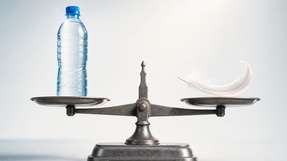 Die 9-g-Flasche reduziert den Materialeinsatz und die Verpackungskosten. Durch Gewichtsreduzierung und Prozessoptimierung konnte das Abfallaufkommen um vier Fünftel gesenkt werden.