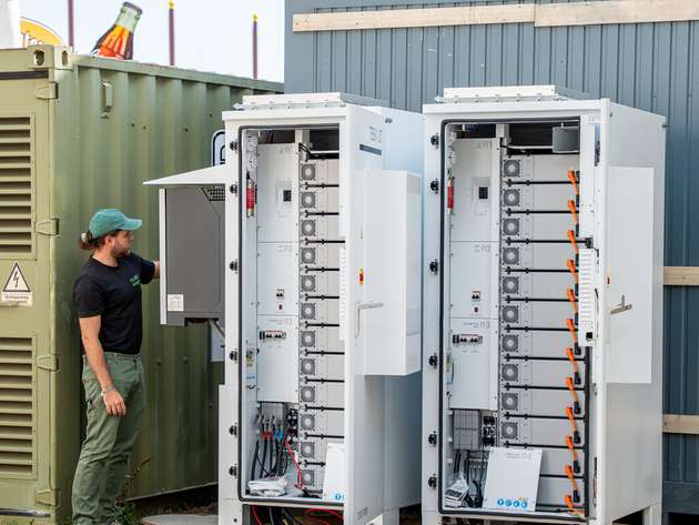 Zwei Tesvolt-FORTON-Batteriespeicher kappen die Lastspitzen im Pschorr-Bräurosl-Festzelt auf dem Oktoberfest. 