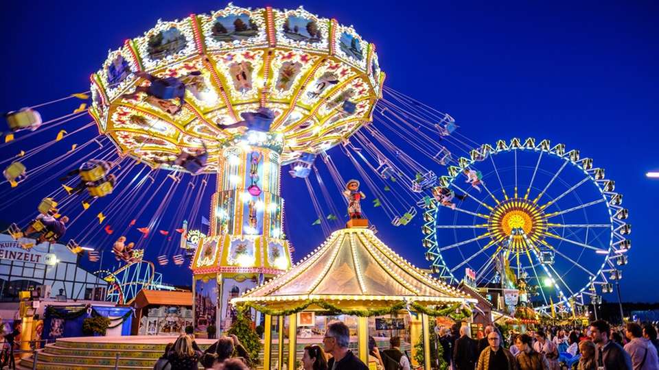 Der Strombedarf auf der Wiesn steigt, doch die Netzanschlüsse stoßen an ihre Grenzen. Drei Batteriegroßspeicher von Tesvolt sollen die Zelte von Pschorr-Bräurosl und Löwenbräu für die Zukunft absichern.
