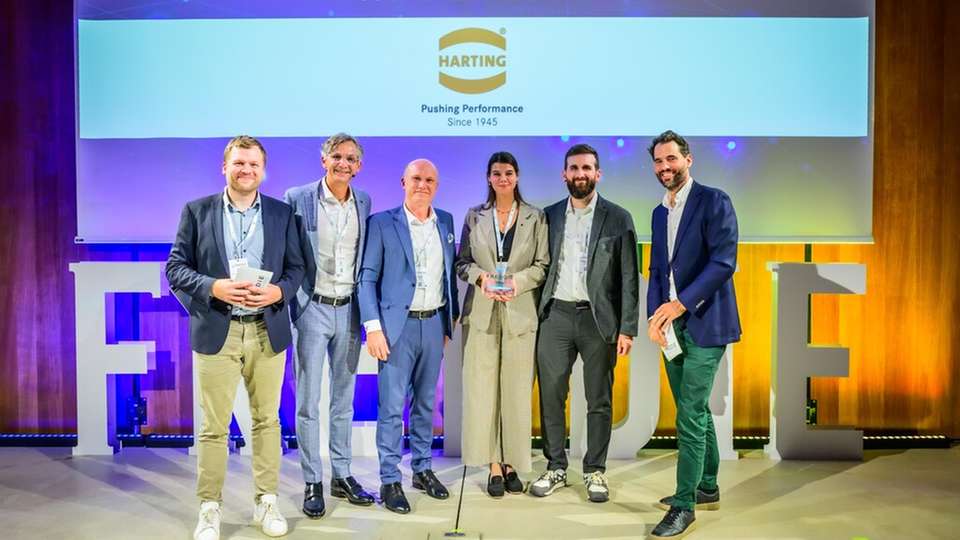 Die Sieger von HARTING nehmen ihren FREDDIE – Der Industrial AI Award – entgegen.