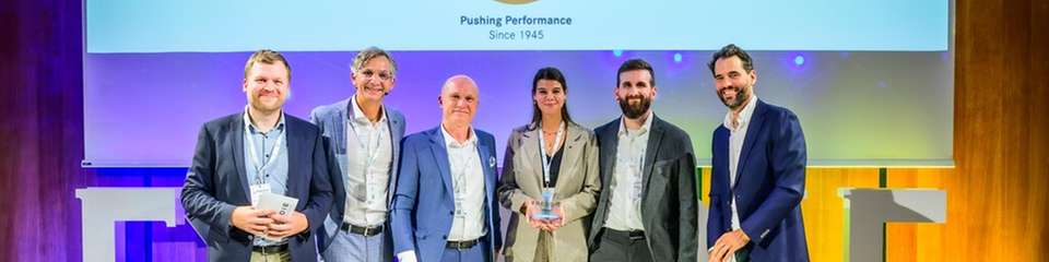 Die Sieger von HARTING nehmen ihren FREDDIE – Der Industrial AI Award – entgegen.