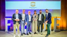 Die Sieger von HARTING nehmen ihren FREDDIE – Der Industrial AI Award – entgegen.