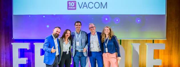 Die Sieger von Vacom nehmen ihren FREDDIE – Der Industrial AI Award – entgegen.  