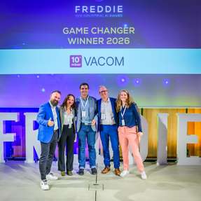 Die Sieger von Vacom nehmen ihren FREDDIE – Der Industrial AI Award – entgegen.  