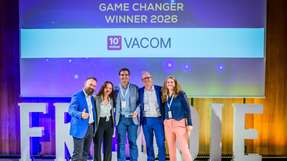 Die Sieger von Vacom nehmen ihren FREDDIE – Der Industrial AI Award – entgegen.  