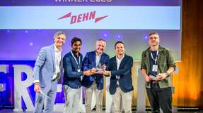 Die Sieger von DEHN SE nehmen ihren FREDDIE – Der Industrial AI Award – entgegen.