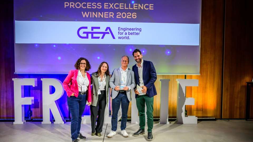 Die Sieger von GEA nehmen ihren FREDDIE – Der Industrial AI Award – entgegen.
