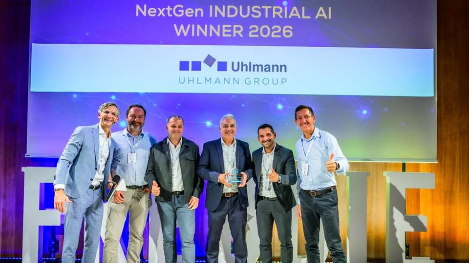 Die Sieger von Uhlmann Pac-Systeme nehmen ihren FREDDIE – Der Industrial AI Award – entgegen.