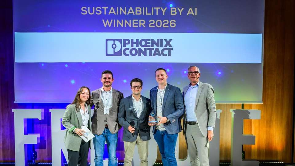 Die Sieger von Phoenix Contact nehmen ihren FREDDIE – Der Industrial AI Award – entgegen. 