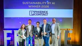 Die Sieger von Phoenix Contact nehmen ihren FREDDIE – Der Industrial AI Award – entgegen. 