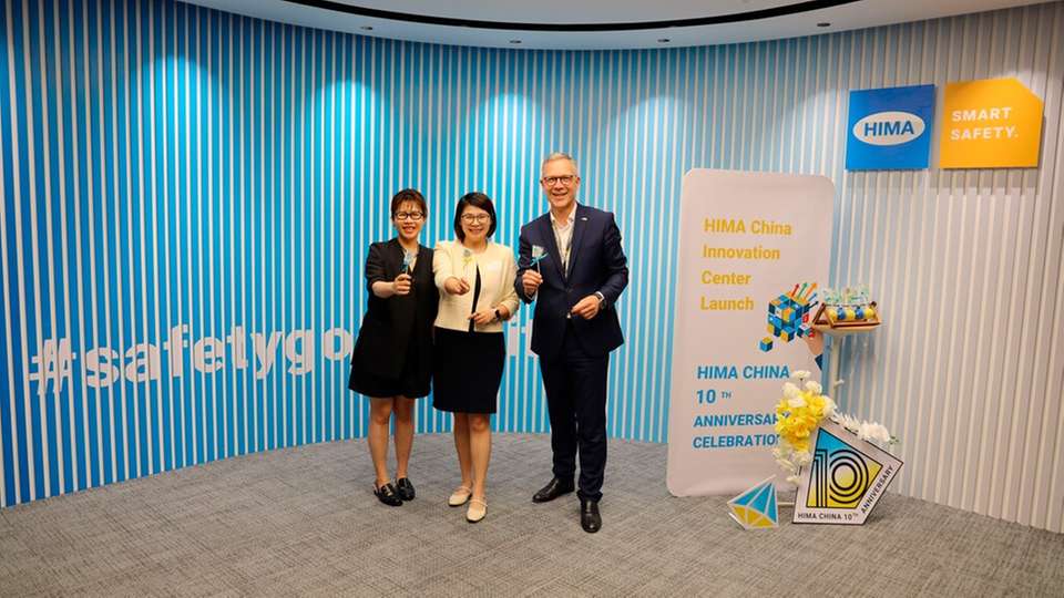 (v.l.n.r.) Zena ZHOU (General Manager HIMA China), Daisy Zhu (Deputy Executive Director der Deutschen Handelskammer in China für Ostchina), Jörg de la Motte (CEO der HIMA Group)