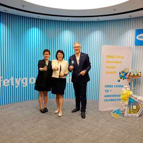 (v.l.n.r.) Zena ZHOU (General Manager HIMA China), Daisy Zhu (Deputy Executive Director der Deutschen Handelskammer in China für Ostchina), Jörg de la Motte (CEO der HIMA Group)