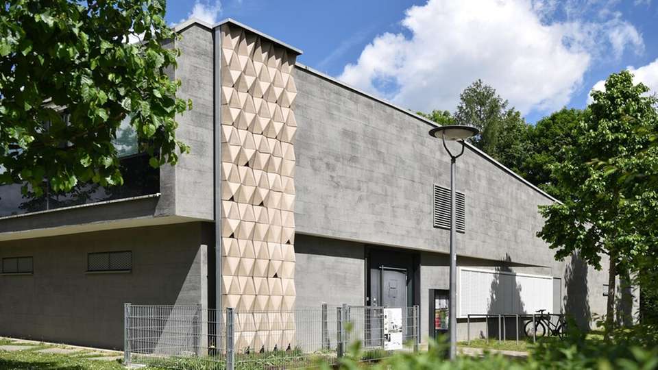 Ein interdisziplinäres Team der Technischen Universität München (TUM) entwickelte im 3D-Druckverfahren geometrisch einzigartige, klimasensitive Fassadenmodule aus keramischem Ton, die als Lebensräume für Vögel und Kleintiere dienen. 