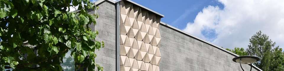 Ein interdisziplinäres Team der Technischen Universität München (TUM) entwickelte im 3D-Druckverfahren geometrisch einzigartige, klimasensitive Fassadenmodule aus keramischem Ton, die als Lebensräume für Vögel und Kleintiere dienen. 